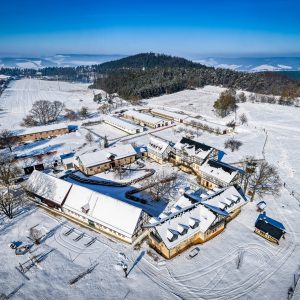 Ferienhof im Winter Vogelperspektive